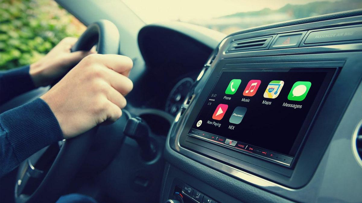 Pintilikten mi? Araba Üreticileri Neden Dev Multimedya Ekranlardan Vazgeçiyor?