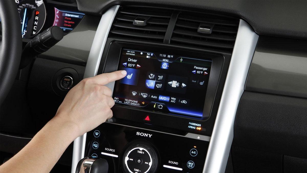 Pintilikten mi? Araba Üreticileri Neden Dev Multimedya Ekranlardan Vazgeçiyor?