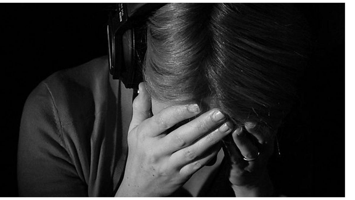 Bile Bile Lades: Bizi Üzeceği Hâlde Neden Hüzünlü Şarkılar Dinliyoruz?