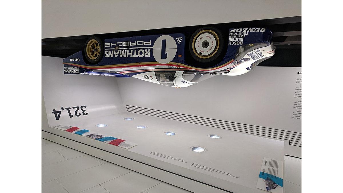 Ekranınızı Çevirmeyin: Porsche, Efsane Modeli 956’yı Neden Müzede Ters Bir Şekilde Sergiliyor?