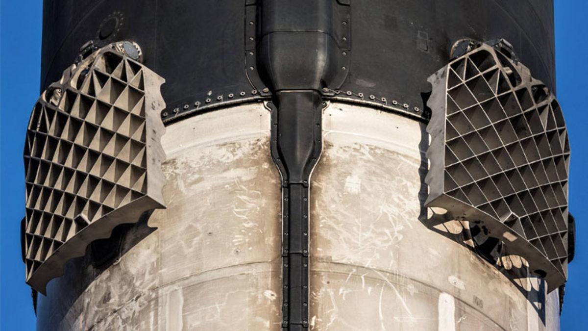 SpaceX Roketlerinin En Tepesindeki Uçak Kanadına Benzeyen Delikli Izgaralar Ne İşe Yarıyor? (Tasarım Olsun Diye Değilmiş)