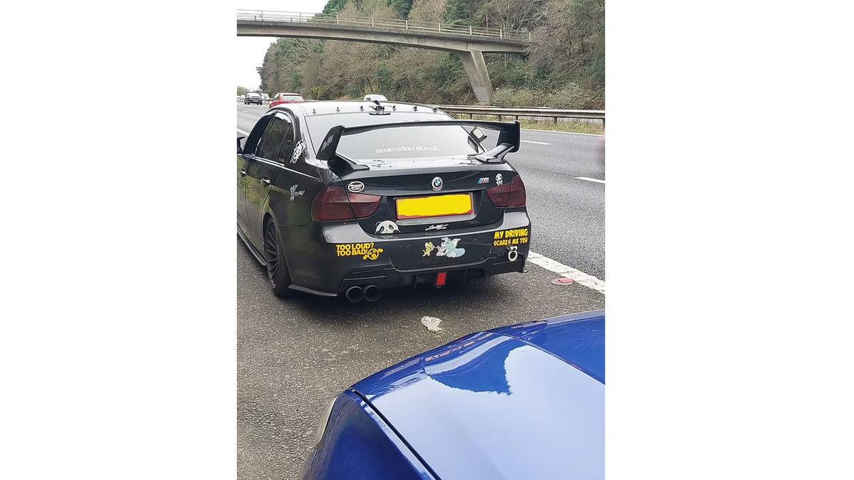 Mercedes Gibi Birçok Araç, 2016 Yılında Neden Sahte BMW Logosuyla Dolaştı? Dâhiyane Bir Pazarlama Taktiği!