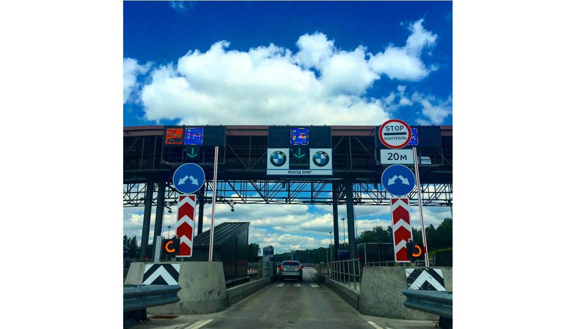 Mercedes Gibi Birçok Araç, 2016 Yılında Neden Sahte BMW Logosuyla Dolaştı? Dâhiyane Bir Pazarlama Taktiği!