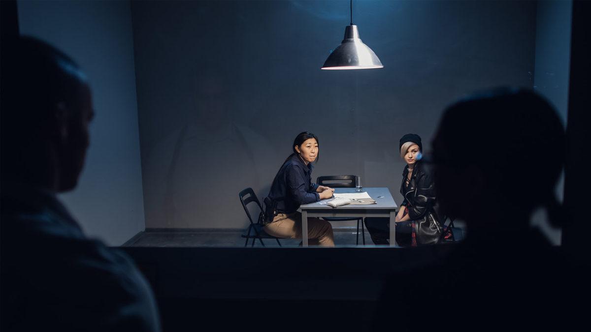 Sorgu Odalarındaki, Bir Tarafın İçeriyi Görürken Diğer Tarafın Göremediği Bu Enteresan Çift Taraflı Aynalar Nasıl Çalışıyor?