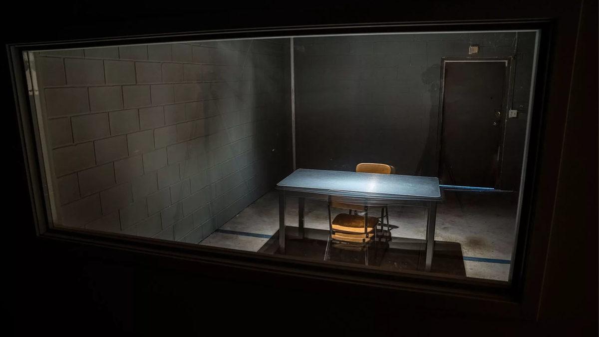 Sorgu Odalarındaki, Bir Tarafın İçeriyi Görürken Diğer Tarafın Göremediği Bu Enteresan Çift Taraflı Aynalar Nasıl Çalışıyor?