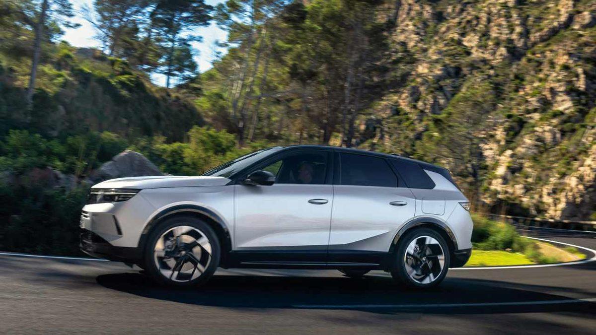 Yeni Opel Grandland’in Şarj Edilebilir Hibrit Seçeneği Duyuruldu