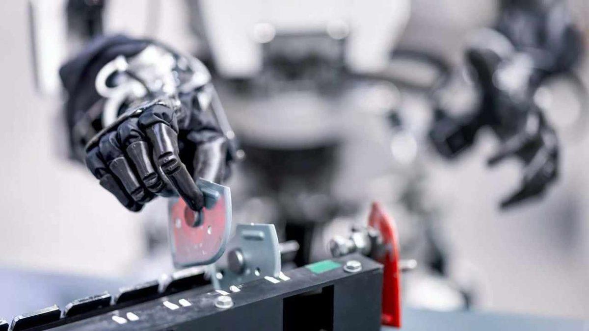 Mercedes Fabrikasında İnsansı Robotlar İşe Başladı! (Artık İş Görüşmelerinde de “Şarjın Yüzde Kaç?” Dersiniz)