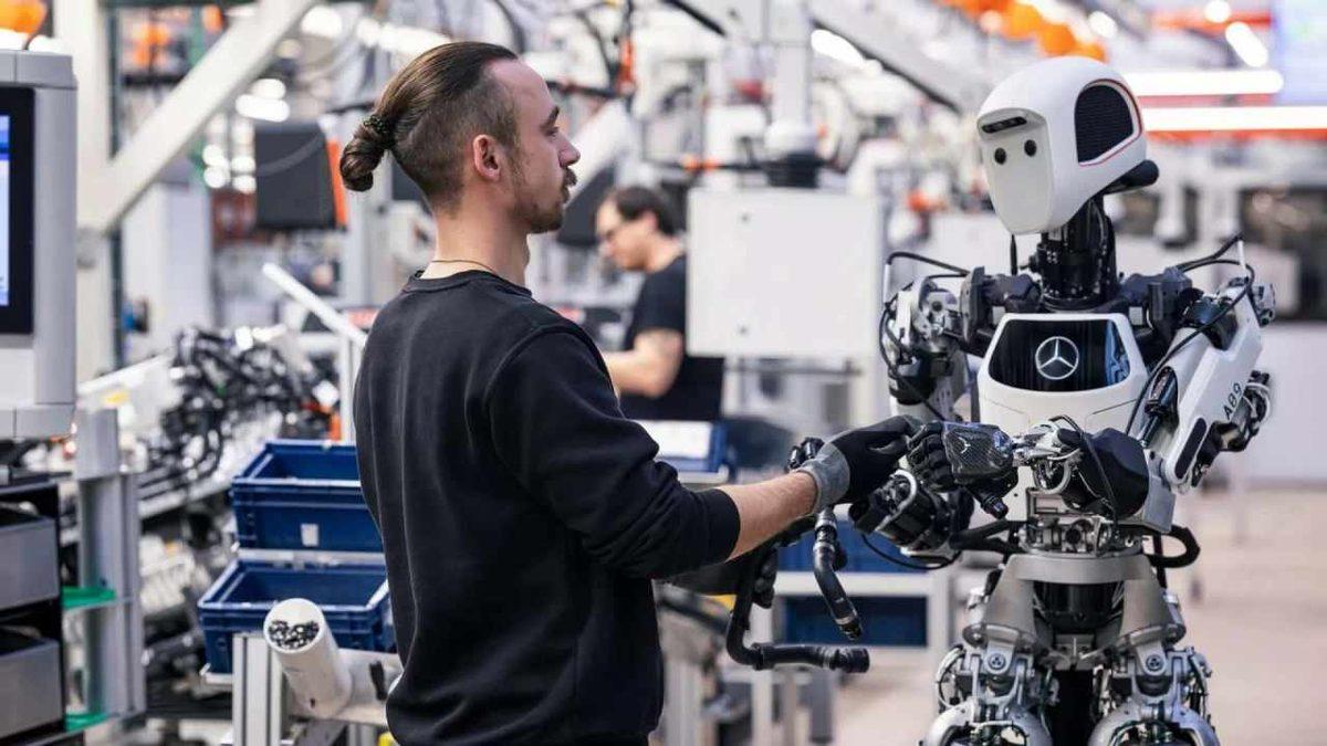 Mercedes Fabrikasında İnsansı Robotlar İşe Başladı! (Artık İş Görüşmelerinde de “Şarjın Yüzde Kaç?” Dersiniz)