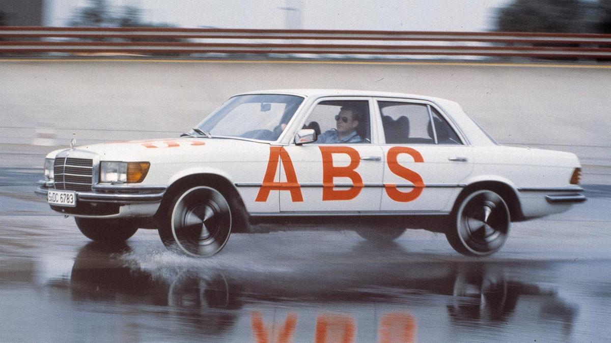 ABS’yi Mercedes, Isıtmalı Koltuğu Cadillac Yaptı: İşte Tarihe Geçen Otomobil İlkleri!