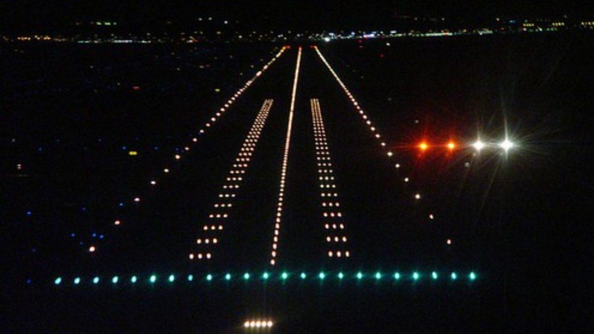 Havaalanlarındaki Pistlerin Yanı Başına Yerleştirilen Bu Kırmızı Beyaz Işıklar Tam Olarak Neyin Nesi?