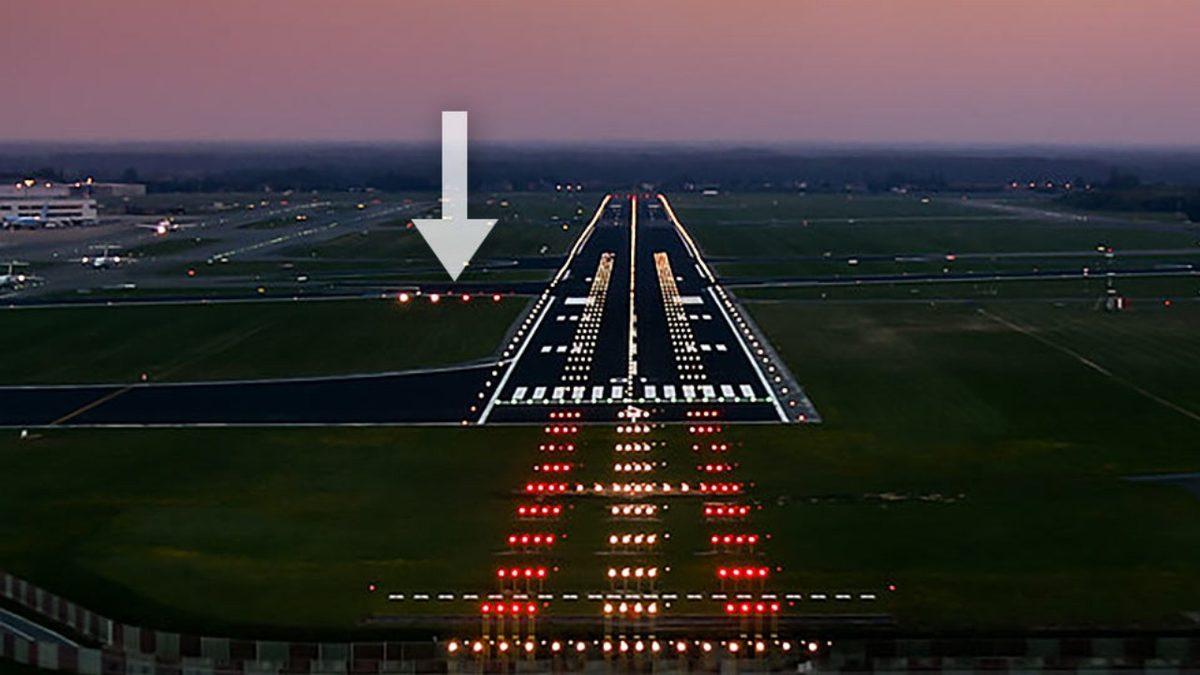 Havaalanlarındaki Pistlerin Yanı Başına Yerleştirilen Bu Kırmızı Beyaz Işıklar Tam Olarak Neyin Nesi?
