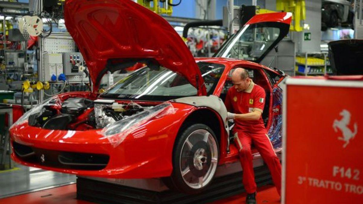 Lüksün ve Özenli İşçiliğin Sınırlarını Zorlayan Bir Ferrari’yi Yapmak Ne Kadar Zaman Alıyor? Zanaatkârlar Kendi Elleriyle İşliyor!