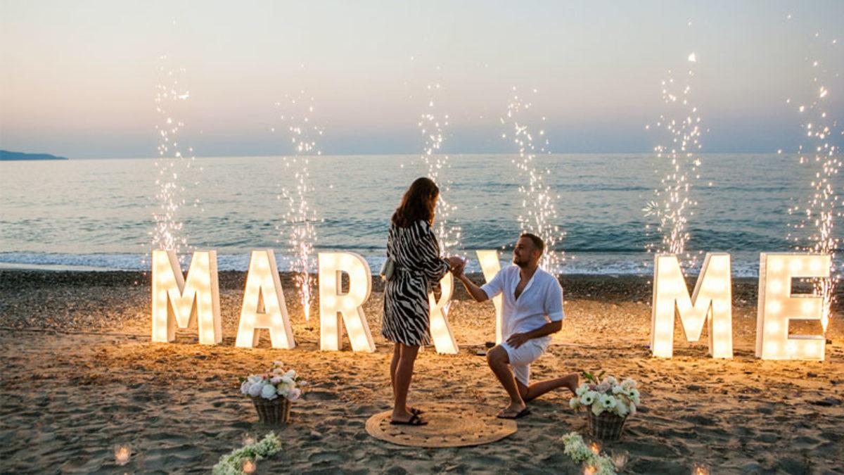 Neden Tek Diz Üzerinde Evlenme Teklifi Ediyoruz? Orta Çağ’a Kadar Uzanan Bir Sebebi Var!