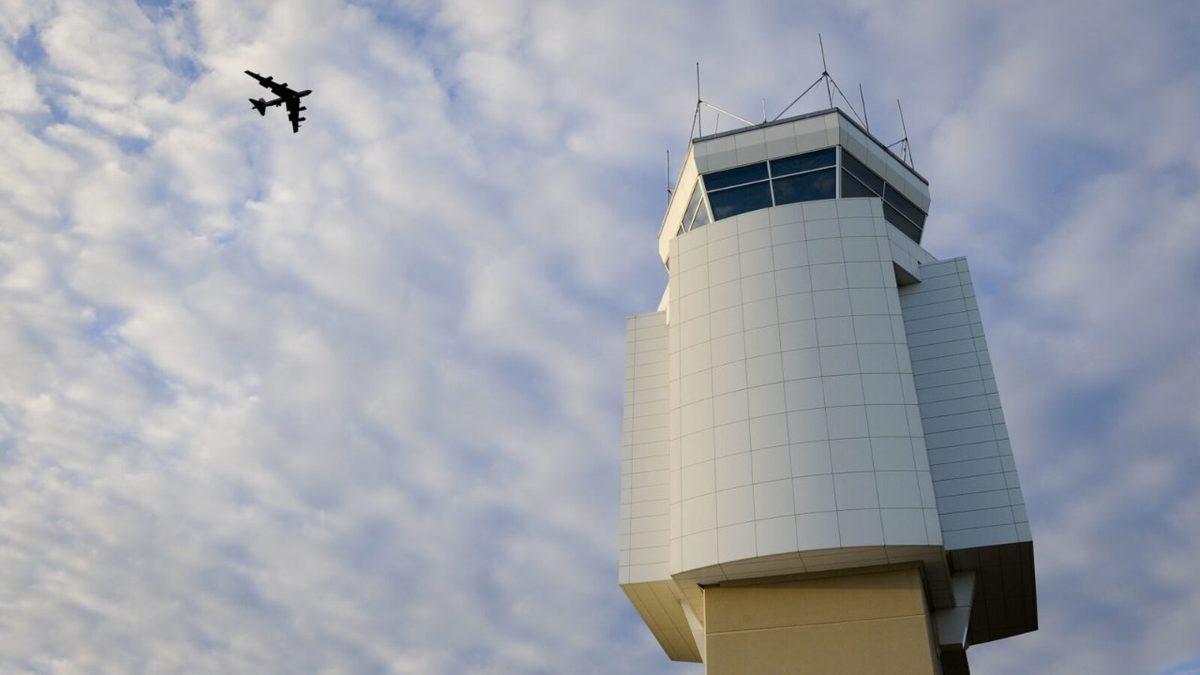Bazı Havaalanlarında Neden Kontrol Kulesi Yok? Pilotlar İniş ve Kalkış İzinlerini Kimden Alıyor?
