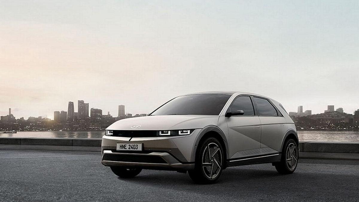 Gören Bir Daha Bakıyor: İşte Eskinin Tarzıyla Geleceğin Teknolojisini Buluşturan Retro Tasarımlı Elektrikli Arabalar