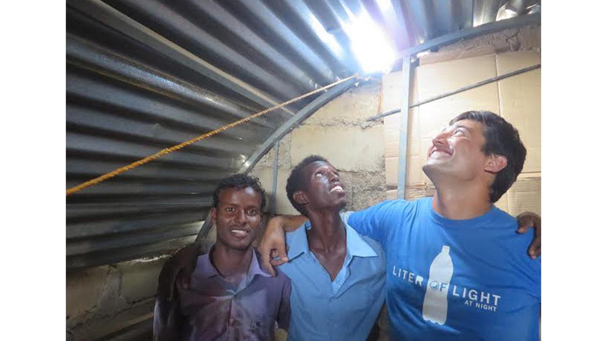 Gelişmekte Olan Ülkelerde Evler Nasıl Aydınlanıyor? İşte 1 Litre Suyla Bedava Işık Sağlayan Basit Ama Dâhiyane Buluş!