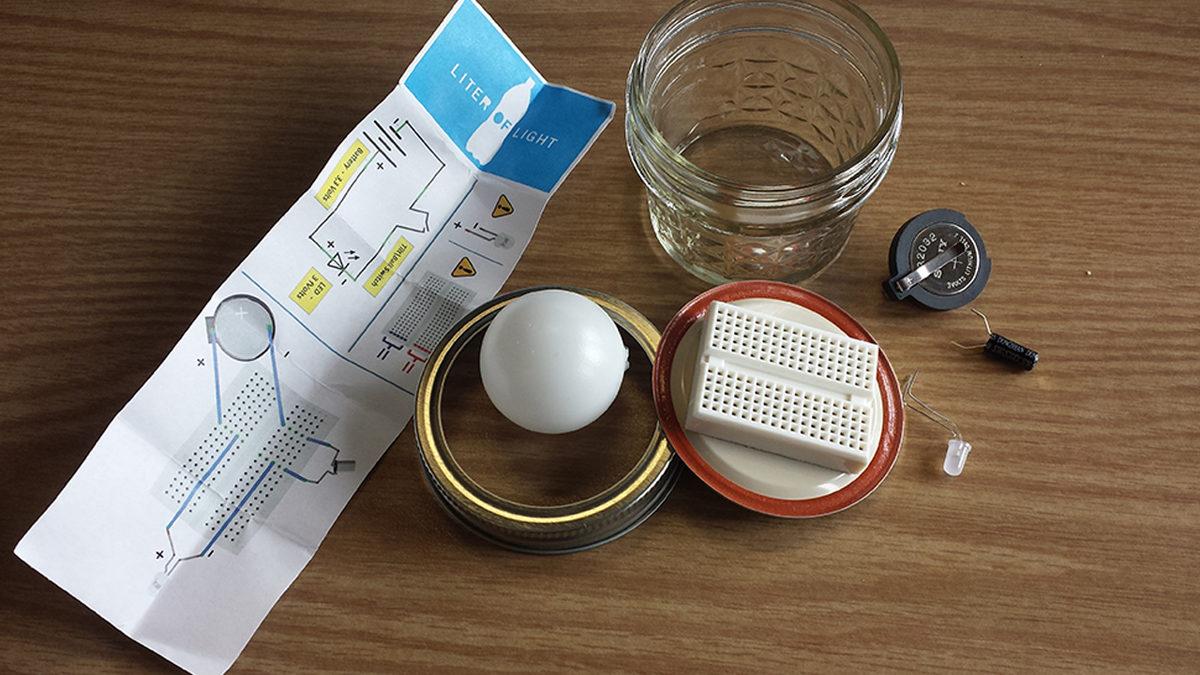 Gelişmekte Olan Ülkelerde Evler Nasıl Aydınlanıyor? İşte 1 Litre Suyla Bedava Işık Sağlayan Basit Ama Dâhiyane Buluş!