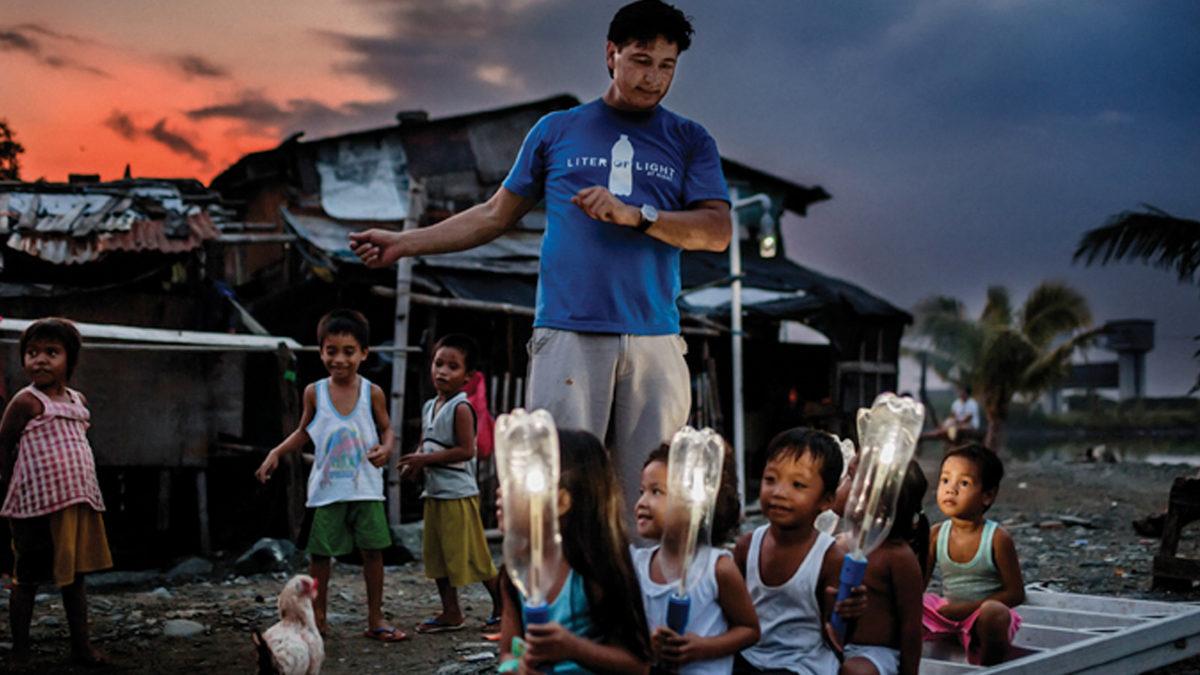 Gelişmekte Olan Ülkelerde Evler Nasıl Aydınlanıyor? İşte 1 Litre Suyla Bedava Işık Sağlayan Basit Ama Dâhiyane Buluş!