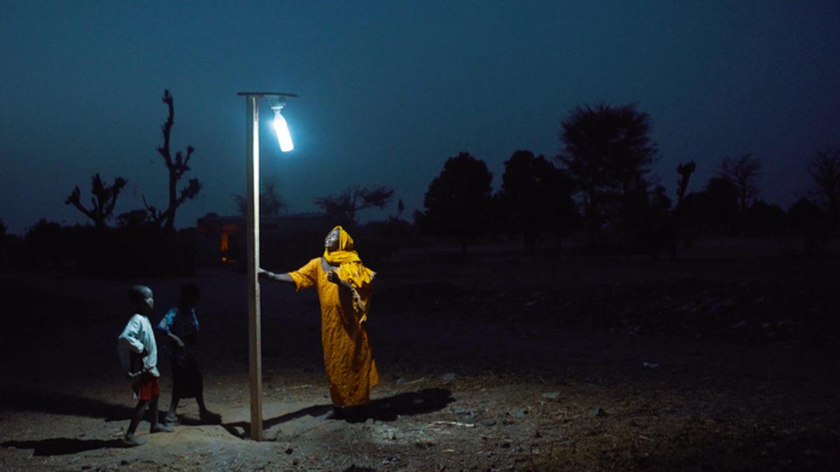 Gelişmekte Olan Ülkelerde Evler Nasıl Aydınlanıyor? İşte 1 Litre Suyla Bedava Işık Sağlayan Basit Ama Dâhiyane Buluş!