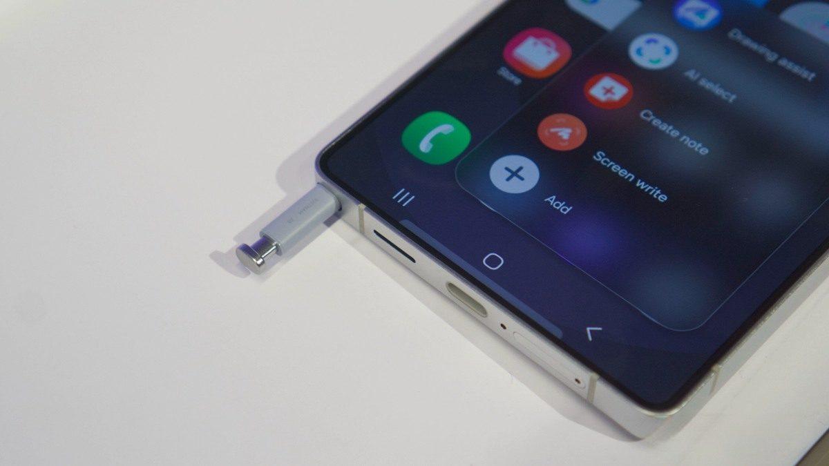 Samsung, Galaxy S26 Ultra ile Birlikte S Pen’in ’Yuvasını’ Yıkıyor (Mecazen Değil Gerçekten)