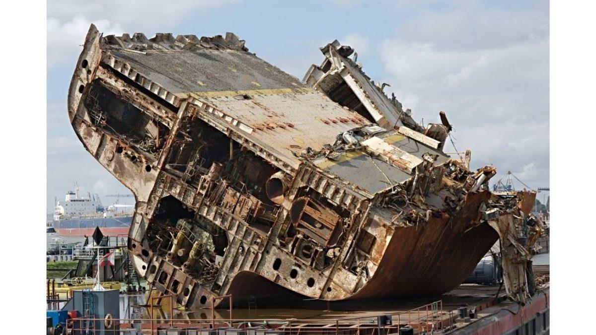 Eski Gemiler Hurda Olarak Satılabilecekken veya Geri Dönüştürülebilecekken Neden Paçavra Gibi Bir Kenara Atılıyor?
