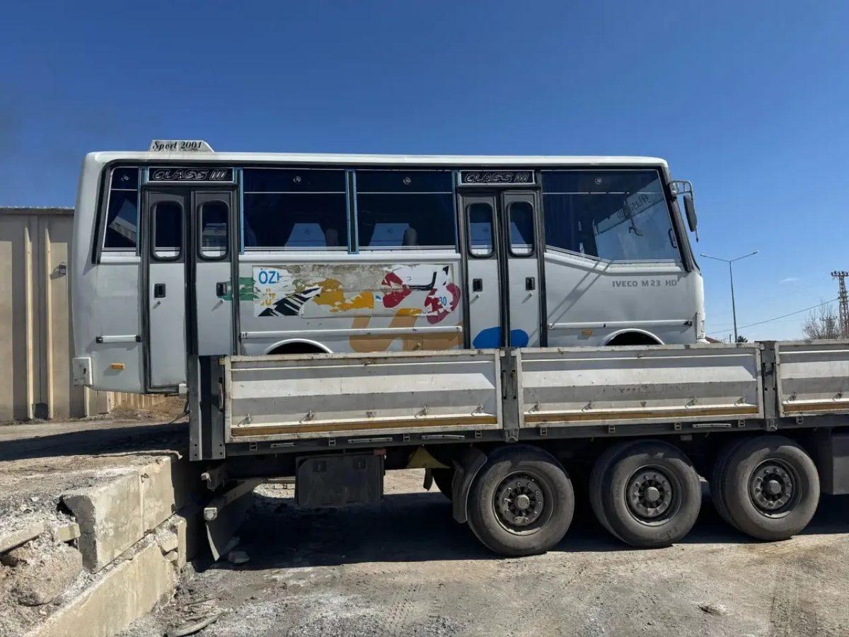 Bir Vatandaş, Midibüsünü İkinci El iPhone 15 Pro ile Takas Etti [Video]