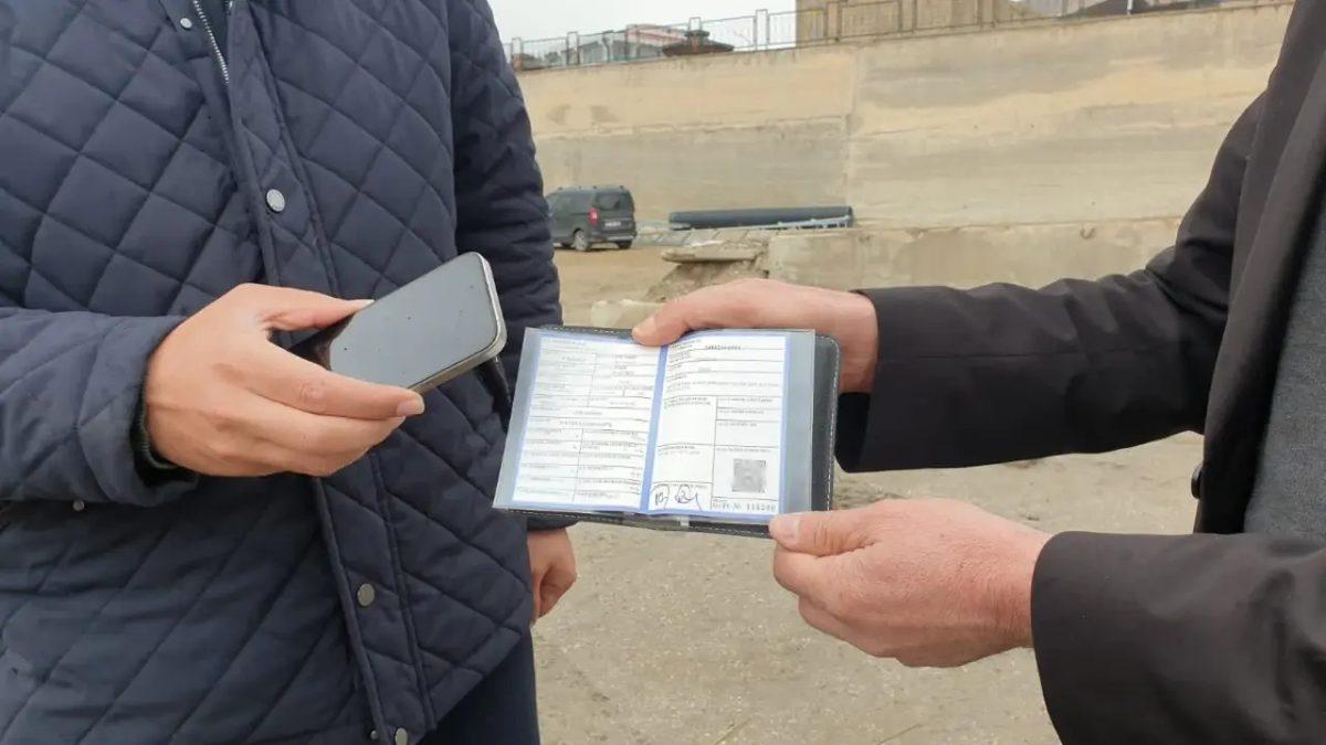 Bir Vatandaş, Midibüsünü İkinci El iPhone 15 Pro ile Takas Etti [Video]