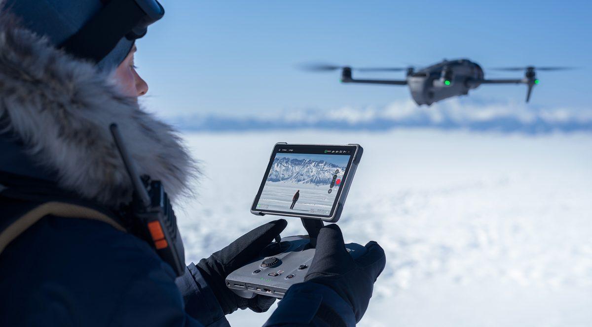 DJI, Her Bir Detayı Ayrı Güzel Olan Yeni Drone’u Mavic 4 Pro’yu Tanıttı: Daha Yüksek Menzil, Yeni Kameralar ve Dahası