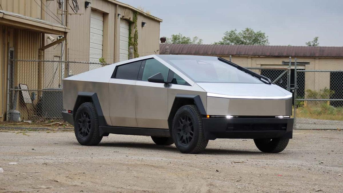 2. El Cybertruck, Tesla’nın Gözünde Neredeyse Yarı Yarıya Değer Kaybediyor