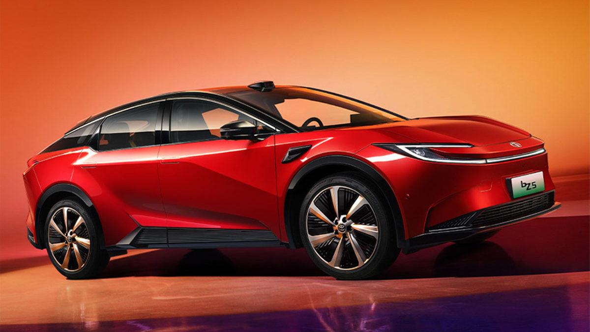 Biz Bu Paraya Corolla Alamıyoruz: Toyota, Aşırı Uygun Fiyata Efsane Özellikler Sunan Elektrikli Otomobili bZ5’i Tanıttı!