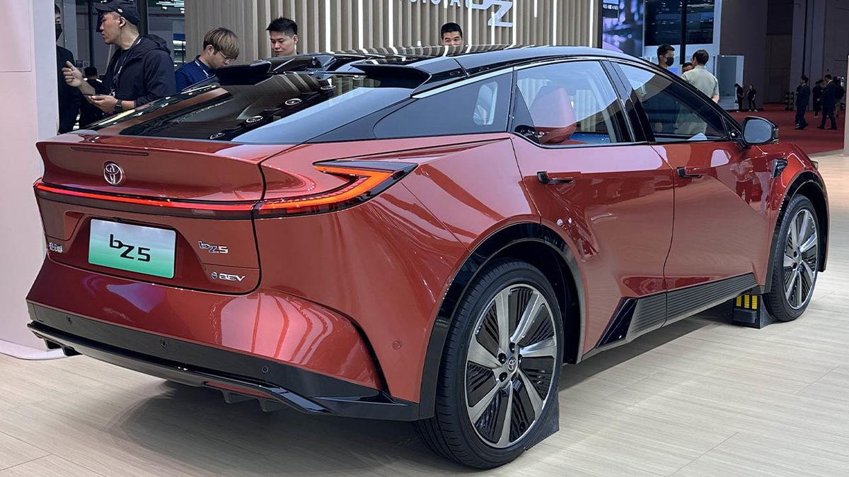 Biz Bu Paraya Corolla Alamıyoruz: Toyota, Aşırı Uygun Fiyata Efsane Özellikler Sunan Elektrikli Otomobili bZ5’i Tanıttı!