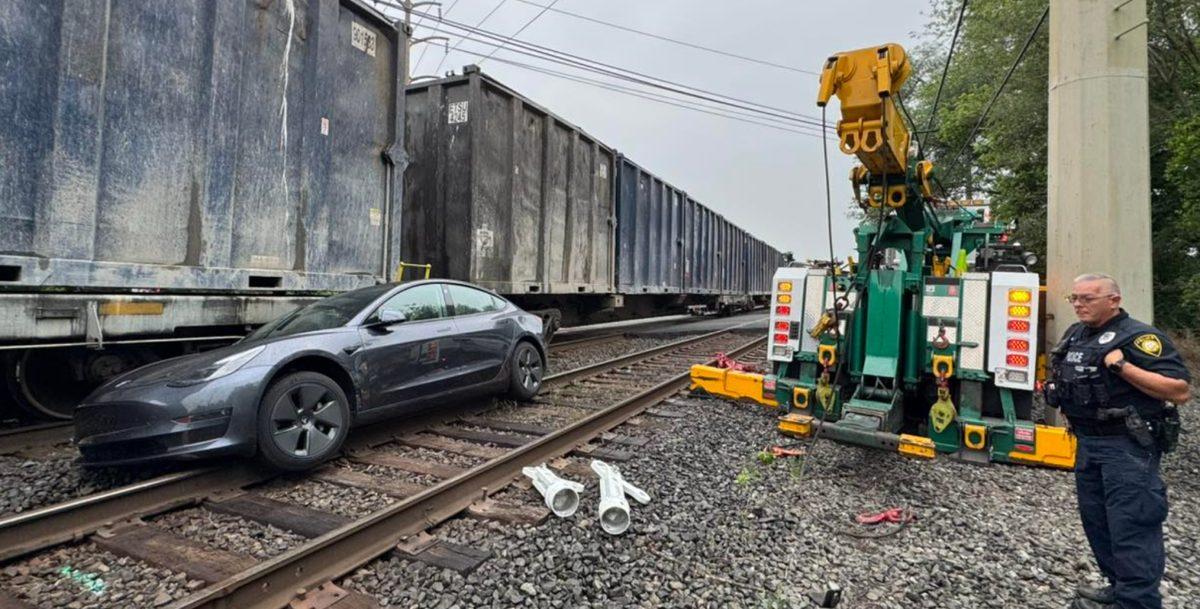 Otonom Sürüşteki Tesla Raylara Sıkıştı: Tren Çarptı!