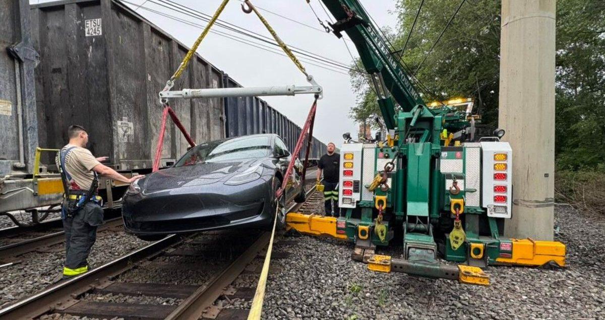 Otonom Sürüşteki Tesla Raylara Sıkıştı: Tren Çarptı!