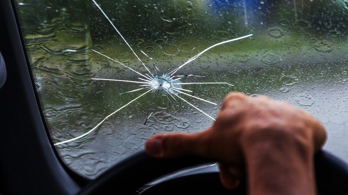 Otomobil Camları Kırıldığında Neden Tabak Bardak Gibi Kırılmak Yerine Kum Gibi Küçük Parçalara Dağılır?