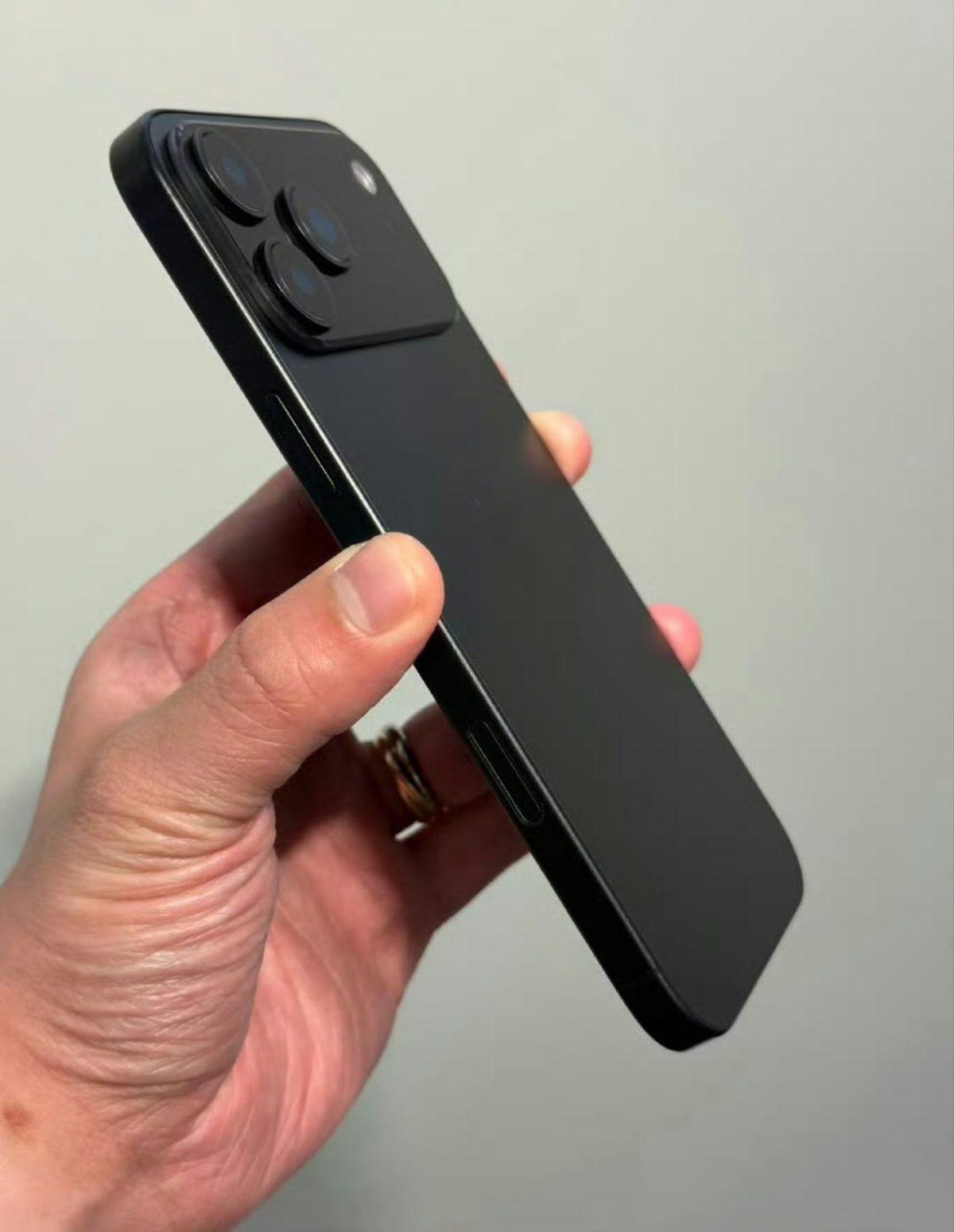 iPhone 17 Pro’nun Tasarımını Net Bir Şekilde Gösteren Yeni Fotoğraflar Paylaşıldı