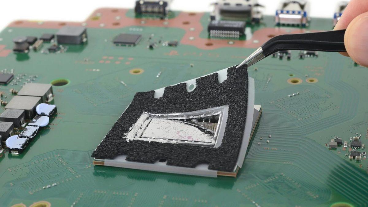 PS5’in Sıvı Metal Sorunu Tekrar Ortaya Çıktı: Birkaç Yıl İçinde PS5’leriniz Kullanılamaz Hâle Gelebilir!