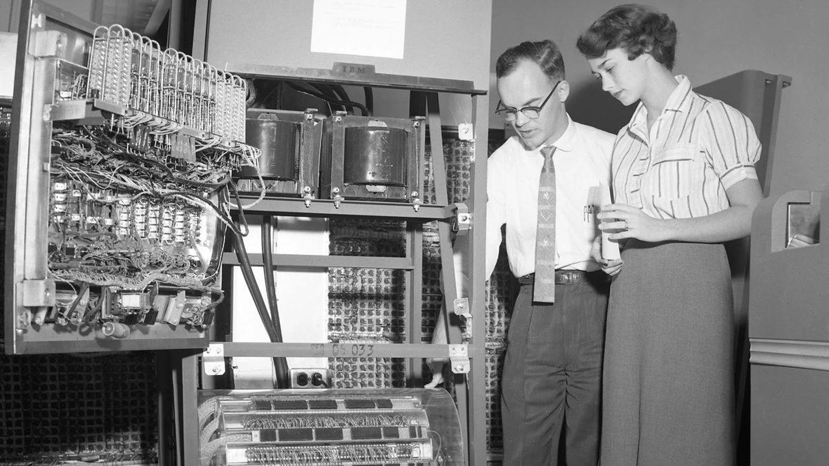 Türkiye’deki İlk Bilgisayarın Nasıl Olduğunu Hiç Merak Etmiş miydiniz? Özelliklerine Şaşıracaksınız!