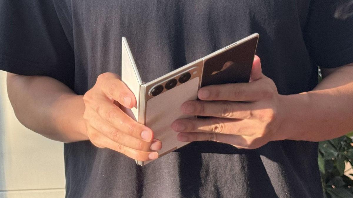 TECNO’dan Samsung’a Nazire: Üçe Katlanabilen Telefonunun Fotoğraflarını ve Özelliklerini Paylaştı