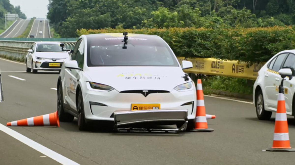 36 Farklı Otonom Araba, Gerçek Trafik Koşullarda Test Edildi: 200’den Fazla Kaza Meydana Geldi [Video]