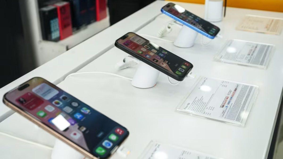 Tim Cook’un Trump’a Verdiği Altın Plaket Sonuç Verdi: iPhone’lar Gümrük Vergilerinden Muaf Olacak