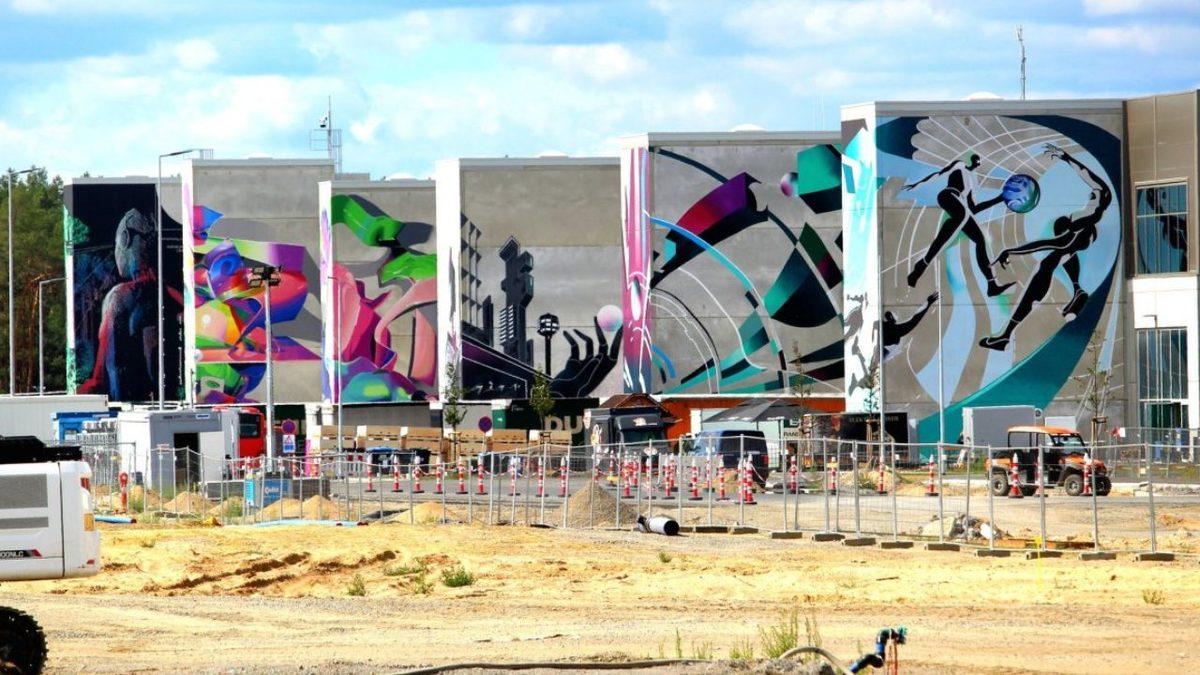 Robotlar Graffiticilerin de İşlerini Elinden Aldı: Tesla Şirket Duvarlarını Robotlara Boyattı