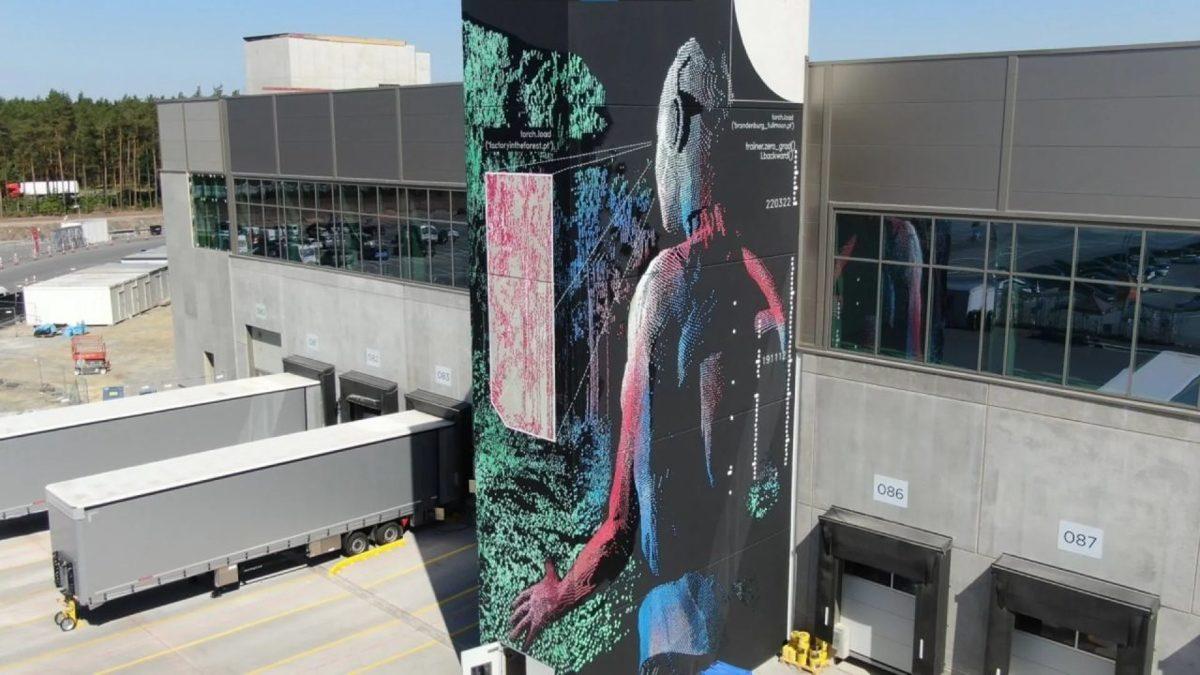 Robotlar Graffiticilerin de İşlerini Elinden Aldı: Tesla Şirket Duvarlarını Robotlara Boyattı