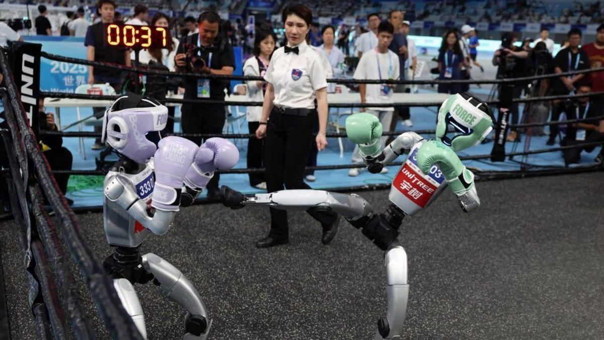 Dünyanın İlk İnsansı Robot Olimpiyatları Pekin’de Başladı: Robotlar Pistte, Sahada ve Sahnede Hünerlerini Sergiledi [Video]