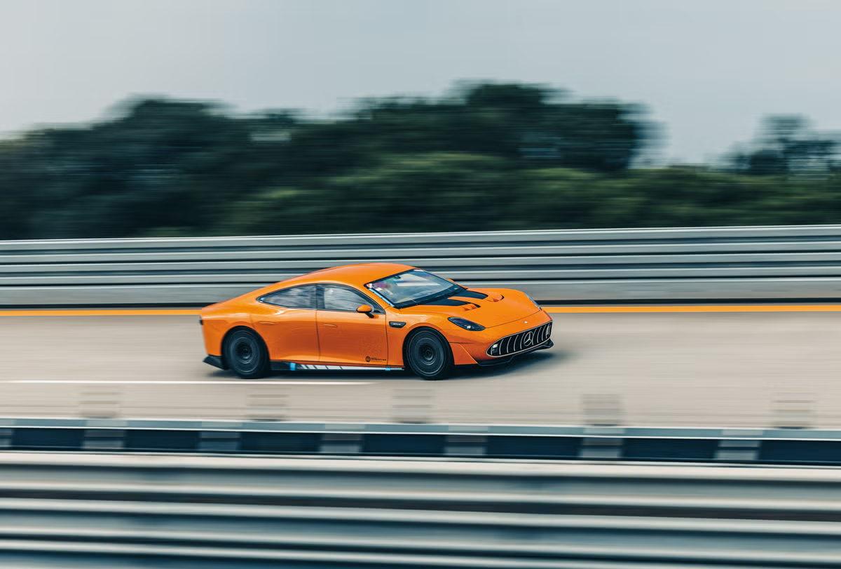 Mercedes, Elektrikli Otomobille 8 Günde 40 Bin Kilometre Yol Yaparak Rekor Kırdı