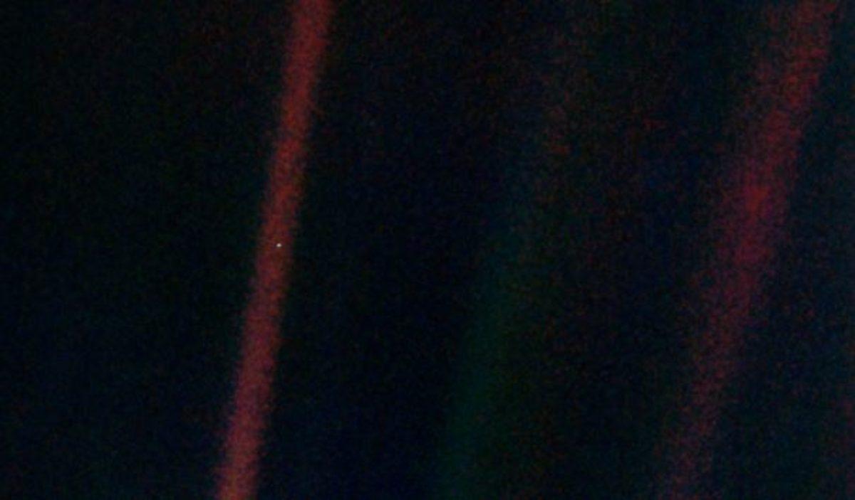 Uzayda Adeta Bir Toz Tanesi Olan Dünya’yı ve Bizi En İyi Özetleyen Video: Carl Sagan’dan Soluk Mavi Nokta