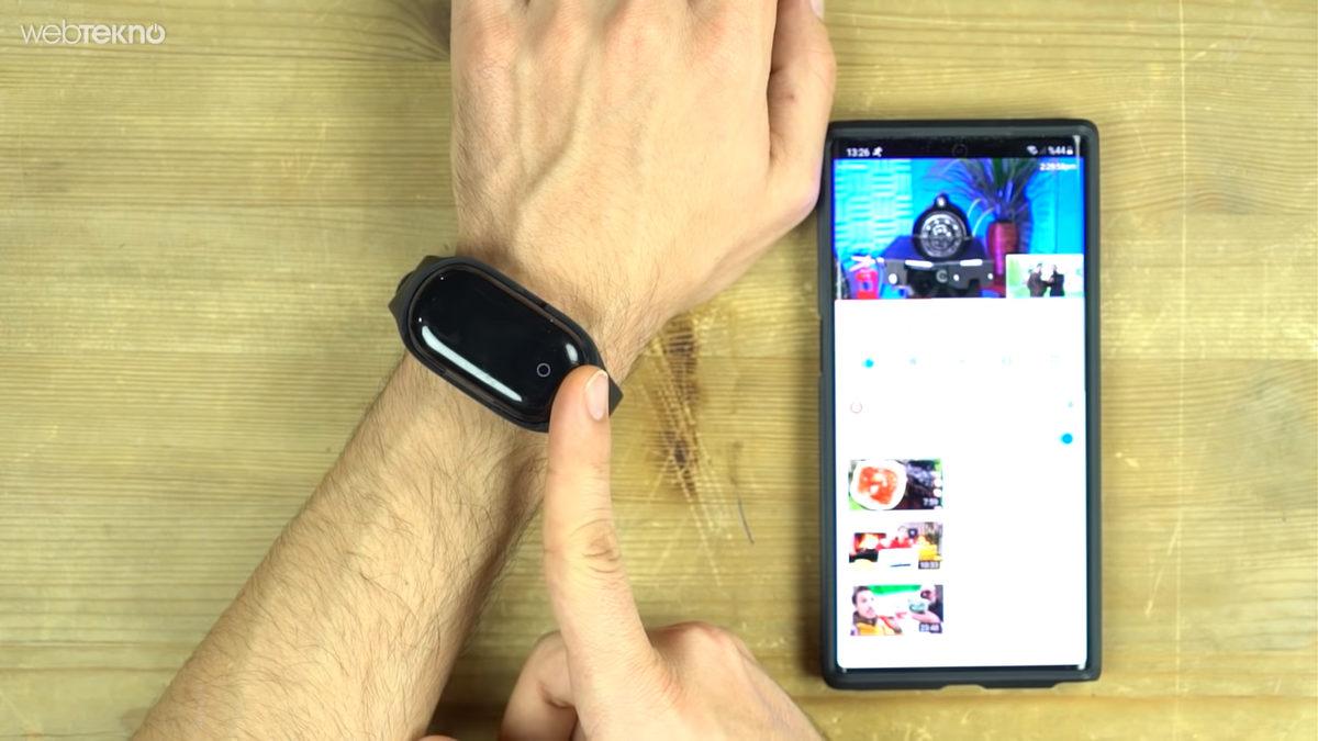 İçine Kulaklık Koyup Şarj Edebileceğiniz Akıllı Bileklik İncelemesi