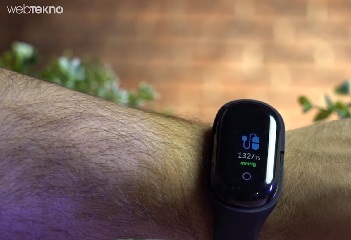 İçine Kulaklık Koyup Şarj Edebileceğiniz Akıllı Bileklik İncelemesi