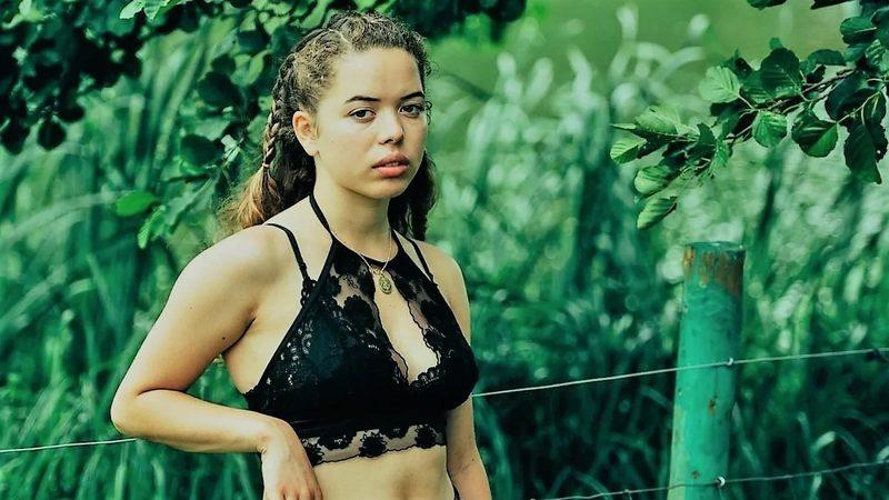 Apple'ın iPhone 17 Lansmanında Yer Verdiği Nilüfer Yanya Kimdir?