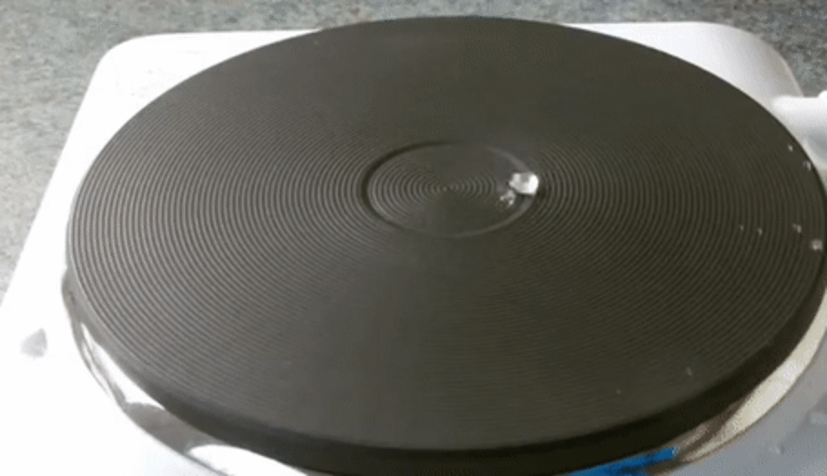 Yürek Yemek Değil, Bilim: Erimiş Metali Çıplak Elle Tokatlayıp Fenomen Olan Adam