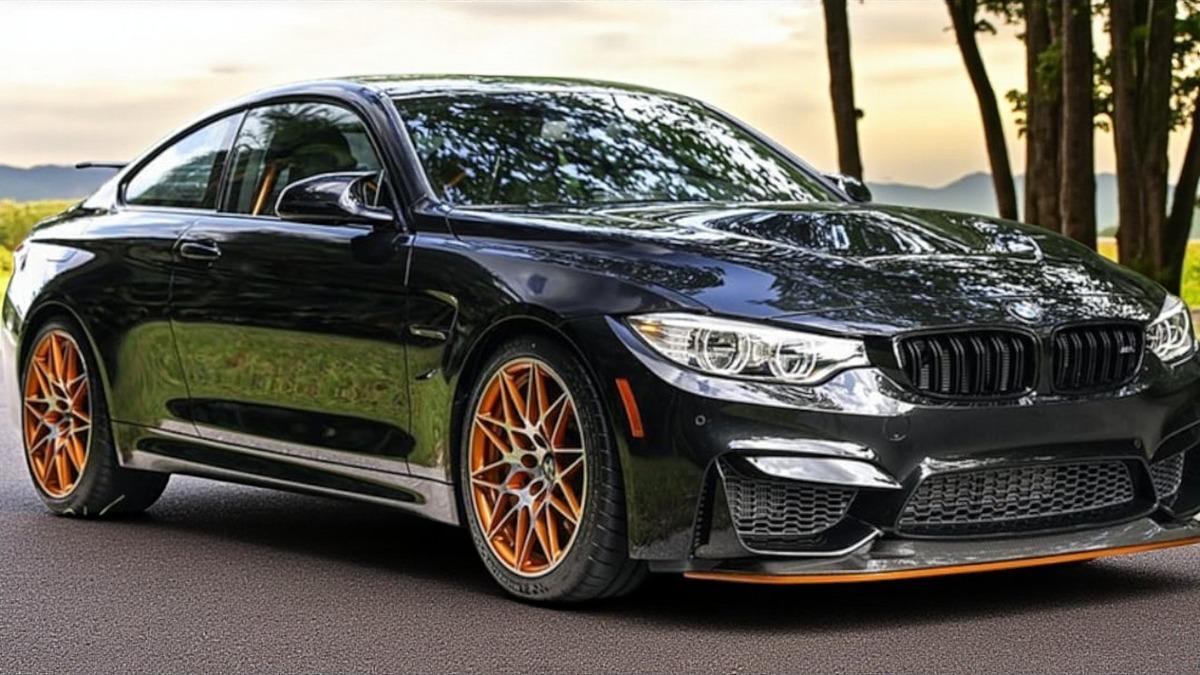 Üretilen son BMW M4 GTS, 1 milyon dolara satışa çıktı